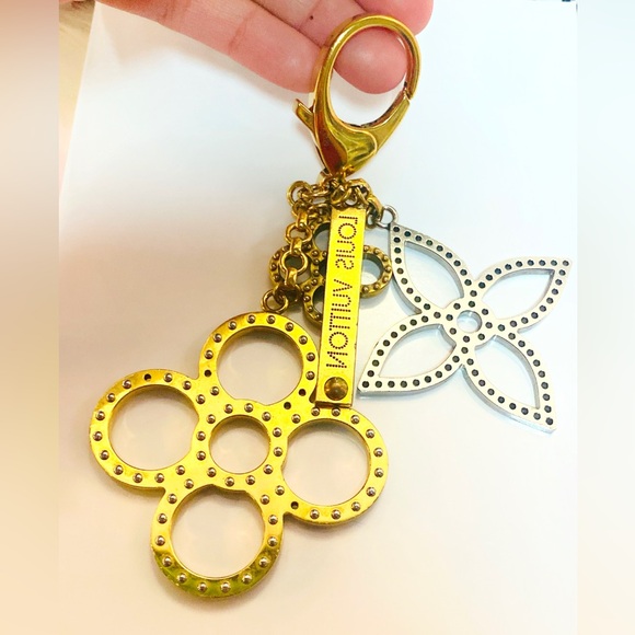 LOW STARTπ₯π₯π₯π₯Louis Vuitton Bijoux Sac Tapage
Gold Tone Key Ring Bag Charm - Picture 5 of 11